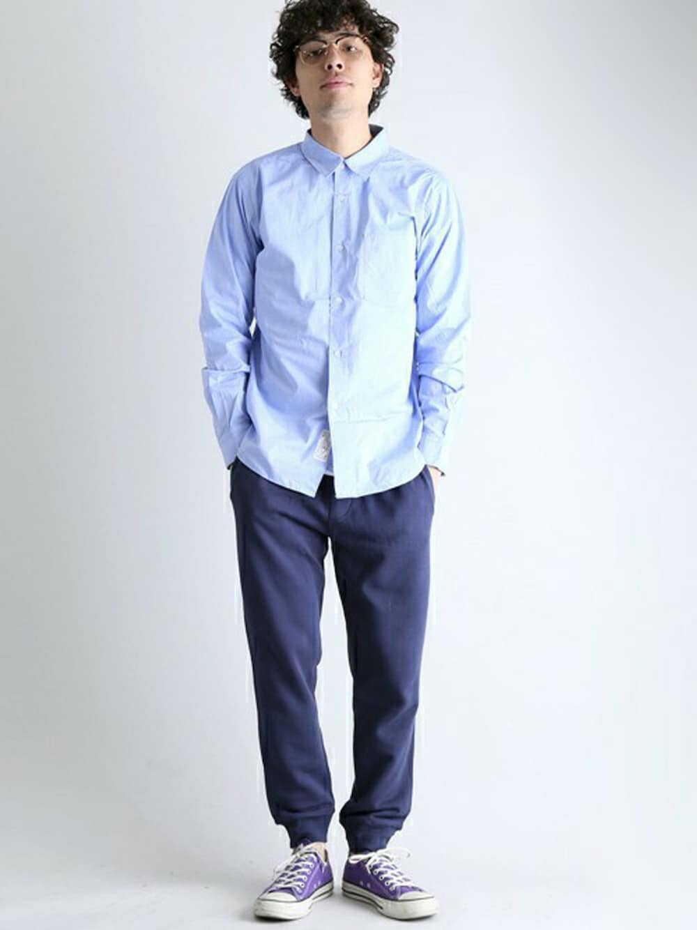 ブルー系のその他パンツ、ブルー系のシャツ/ブラウスを着用したメンズの春コーディネートの1枚目の写真