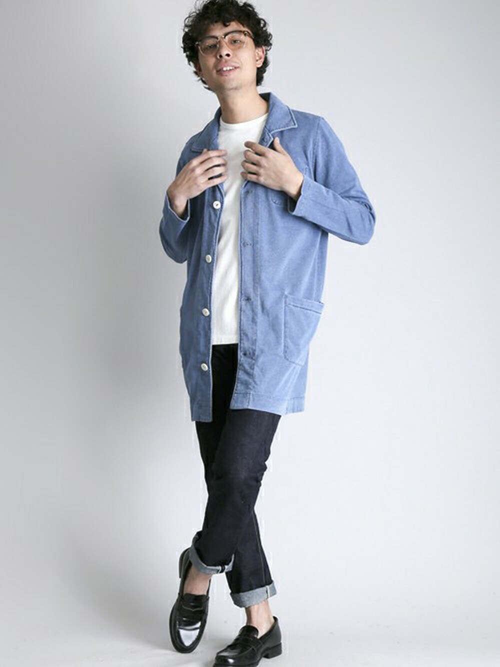 ホワイト系のTシャツ/カットソー、ブルー系のステンカラーコート、ブルー系のデニムパンツを着用したメンズの春コーディネートの1枚目の写真