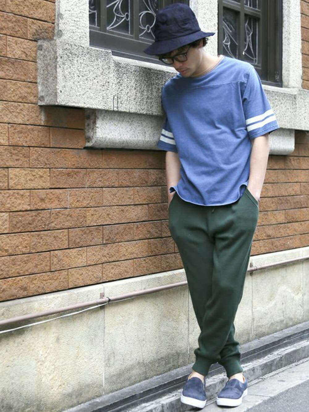 グリーン系のその他パンツ、ブルー系のTシャツ/カットソー、ブルー系のハットを着用したメンズの春コーディネートの1枚目の写真