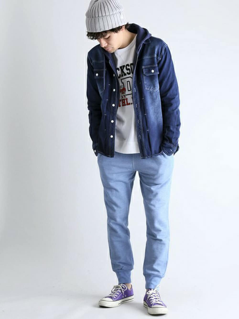 ブルー系のシャツ/ブラウス、ブルー系のパーカー、ホワイト系のTシャツ/カットソーを着用したメンズの春コーディネートの1枚目の写真