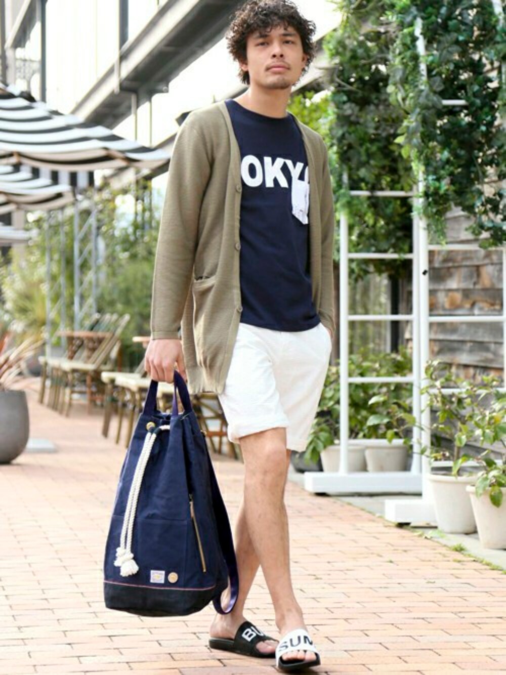 ブラック系のサンダル、ブルー系のTシャツ/カットソー、グリーン系のカーディガン/ボレロを着用したメンズの春コーディネートの1枚目の写真