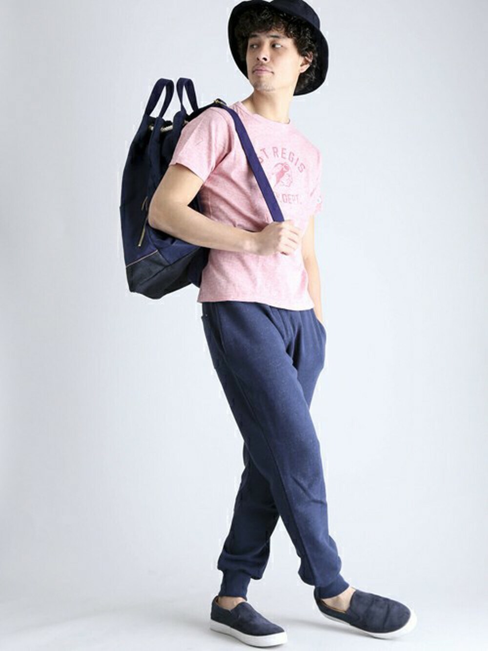 ブルー系のその他パンツ、レッド系のTシャツ/カットソー、ブルー系のバックパック/リュックを着用したメンズの春コーディネートの1枚目の写真