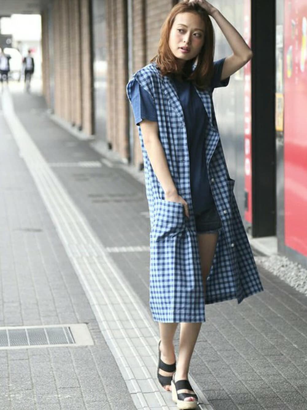 ブルー系のシャツワンピース、ブルー系のTシャツ/カットソー、ブルー系のデニムパンツを着用したレディースの春コーディネートの1枚目の写真