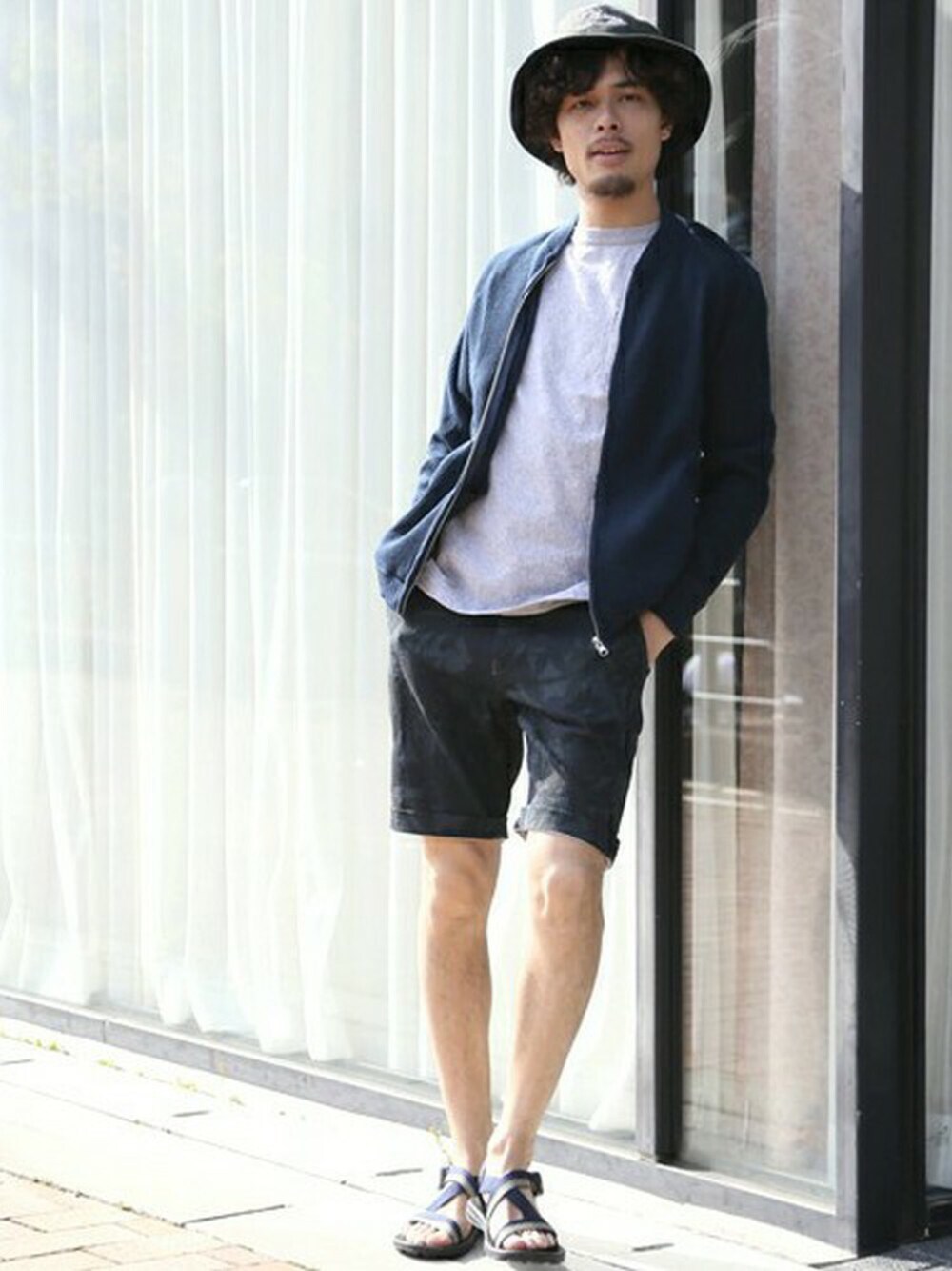 ブルー系のサンダル、ブルー系のその他パンツ、ブルー系のカーディガン/ボレロを着用したメンズの春コーディネートの1枚目の写真