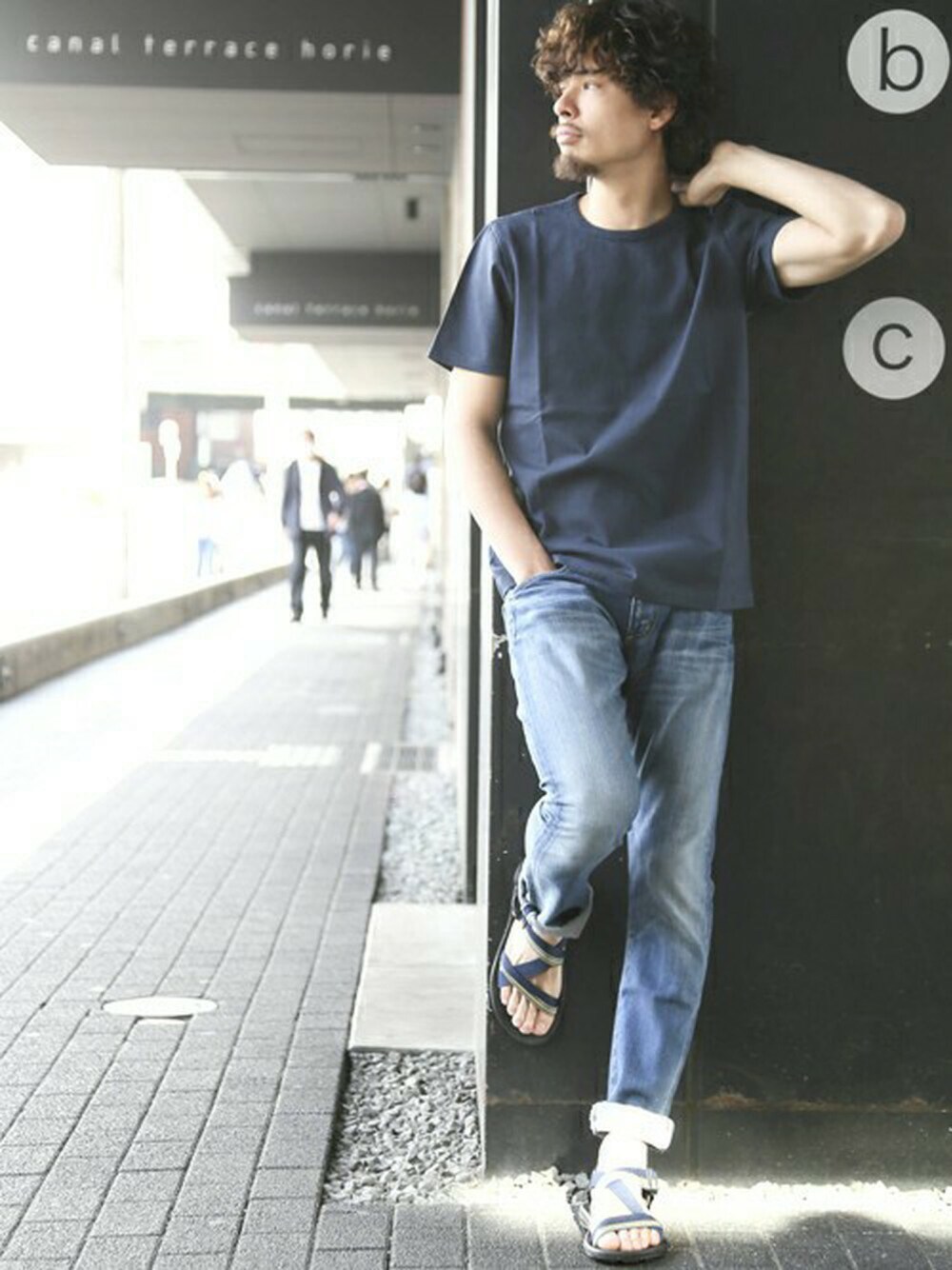 ブルー系のTシャツ/カットソー、ブルー系のデニムパンツ、ブルー系のサンダルを着用したメンズの春コーディネートの1枚目の写真
