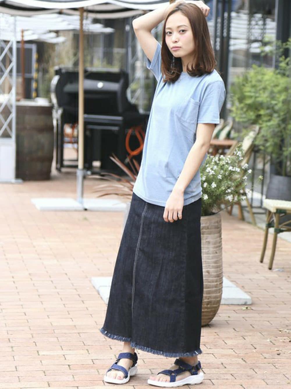 ブルー系のサンダル、ブルー系のデニムスカート、ブルー系のTシャツ/カットソーを着用したレディースの春コーディネートの1枚目の写真