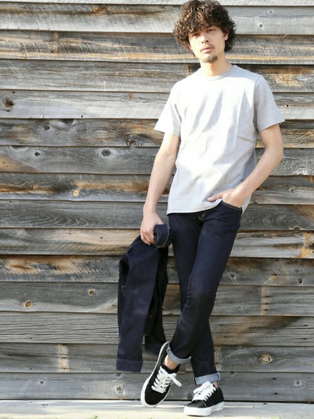 ブルー系のデニムパンツ、ブルー系のデニムジャケット、グレー系のTシャツ/カットソーを着用したメンズの春コーディネートの1枚目の写真