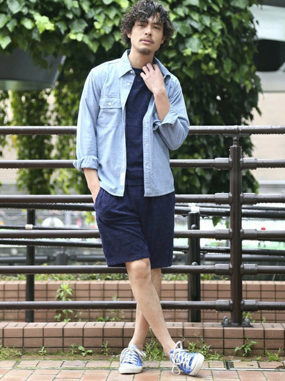 ブルー系のシャツ/ブラウス、ブルー系のTシャツ/カットソー、ブルー系のその他パンツを着用したメンズの春コーディネートの1枚目の写真