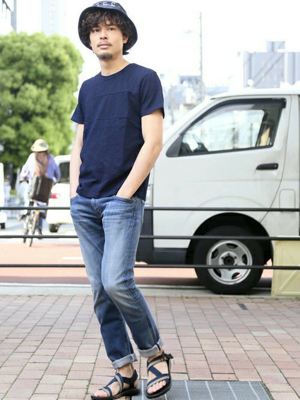 ブルー系のTシャツ/カットソー、ブルー系のデニムパンツ、ブルー系のサンダルを着用したメンズの春コーディネートの1枚目の写真
