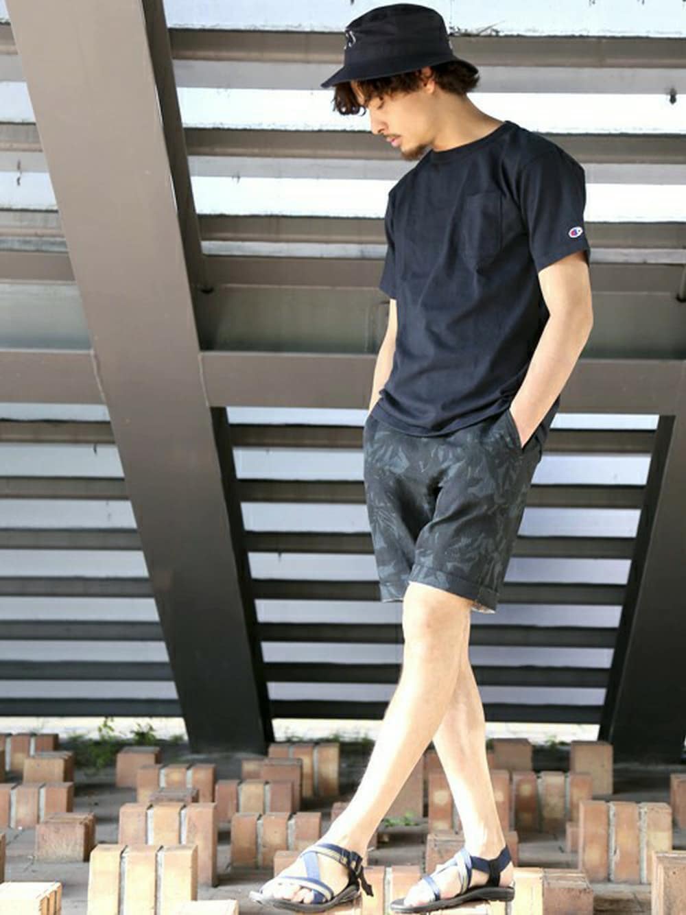 ブルー系のTシャツ/カットソー、ブルー系のその他パンツ、ブルー系のサンダルを着用したメンズの春コーディネートの1枚目の写真