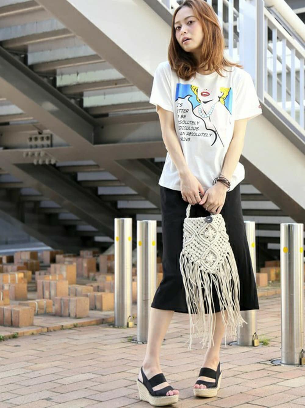 ブルー系のTシャツ/カットソー、ブラック系のその他パンツ、ホワイト系のショルダーバッグを着用したレディースの春コーディネートの1枚目の写真