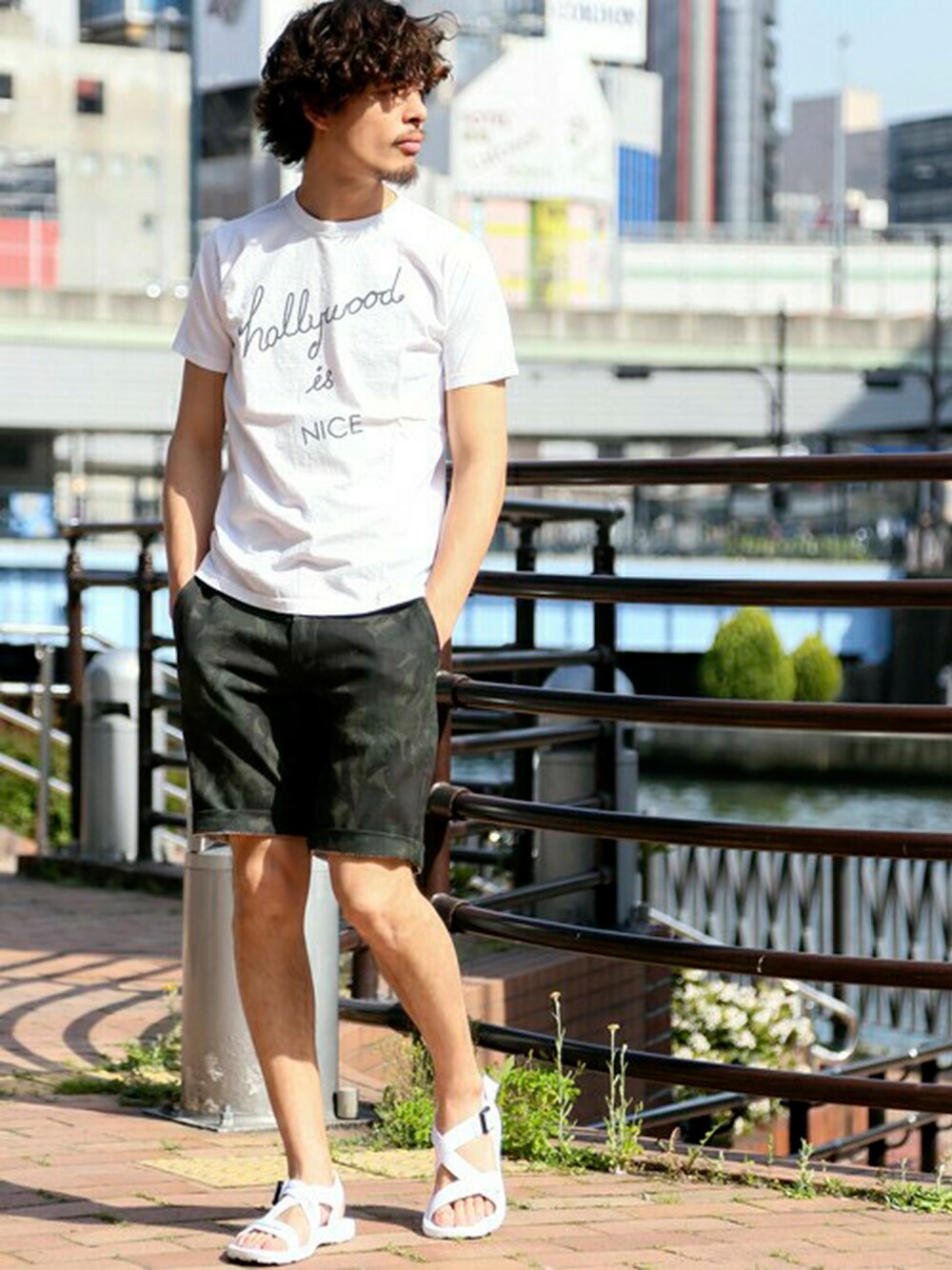 ホワイト系のTシャツ/カットソー、グリーン系のその他パンツ、ホワイト系のサンダルを着用したメンズの春コーディネートの1枚目の写真