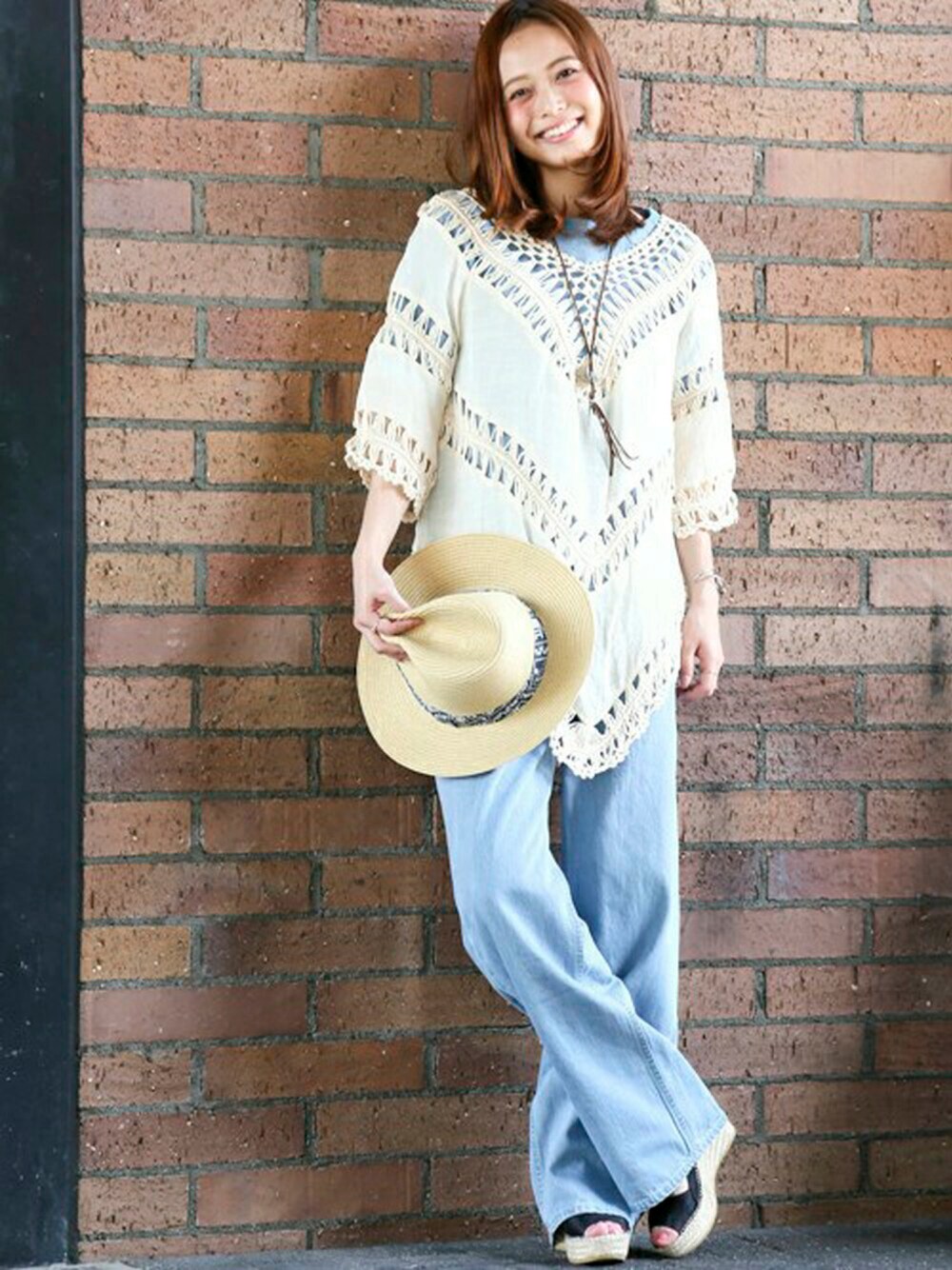 ブルー系のTシャツ/カットソー、ベージュ系のシャツ/ブラウス、ブルー系のデニムパンツを着用したレディースの春コーディネートの1枚目の写真