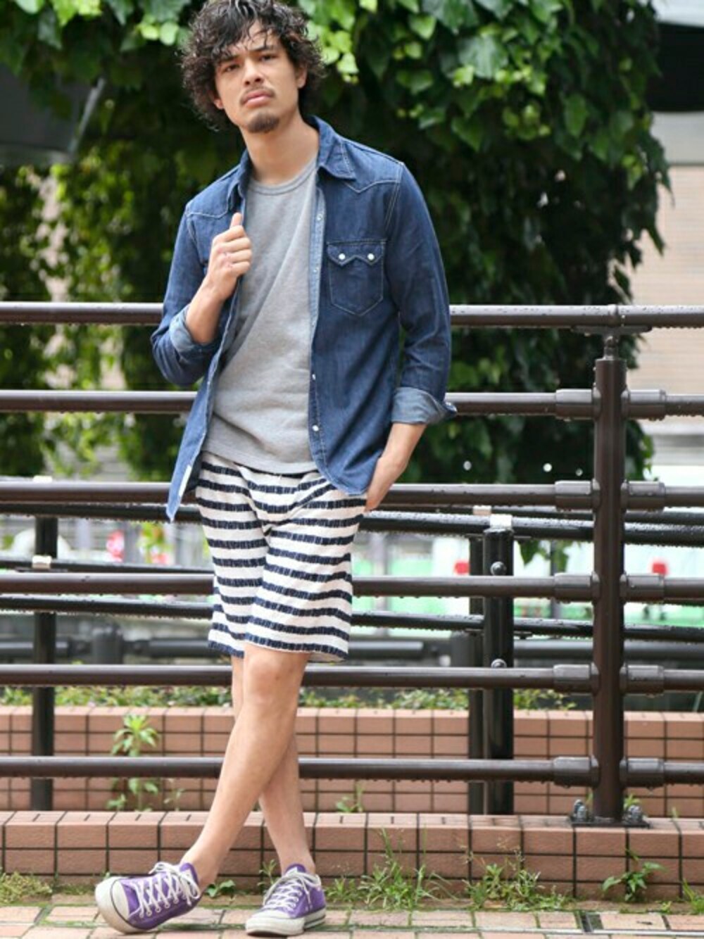 「カジュアル、ボーダー、シンプル、Denime、グレー、夏、ショートパンツ、大人カジュアル、ダンガリーシャツ、ラフ」｜「DenimeのDUNGAREE WESTERN SHIRTS/ダンガリーウェスタンシャツ（シャツ/ブラウス、ブルー系）」を使った、DenimeWebStoreさん（メンズ・173cm）の春コーディネートの1枚目の写真