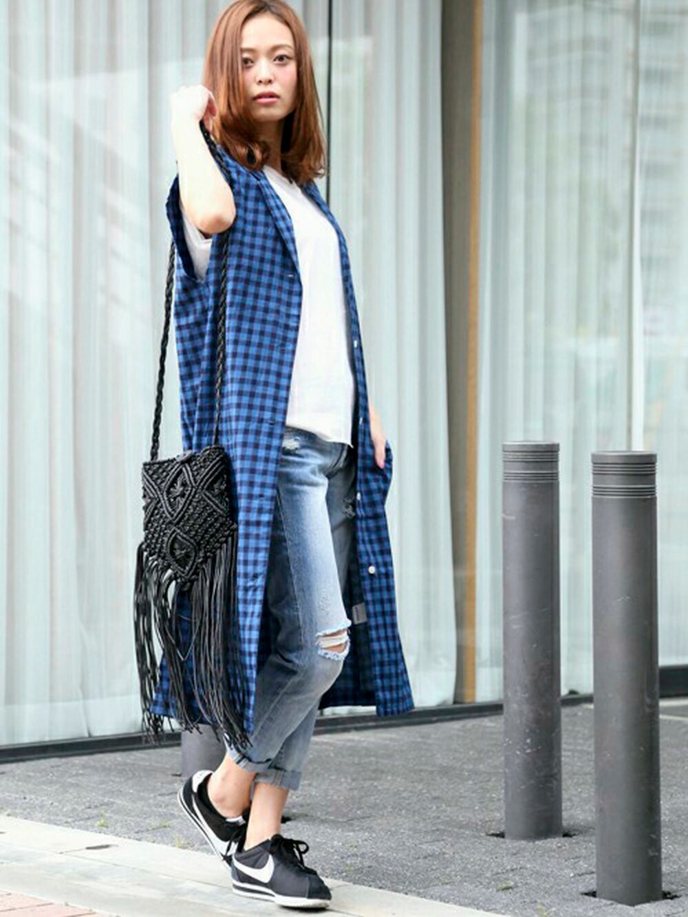 「シンプル、Denime、チェックシャツ、大人カジュアル、プチプラ、ロールアップ、ダメージデニムパンツ、楽チンコーデ、カジュアルコーデ、白Tシャツ」｜「Denimeのインディゴチェックガウン（シャツワンピース、ブルー系）」を使った、DenimeWebStoreさん（レディース・162cm）の春コーディネートの1枚目の写真