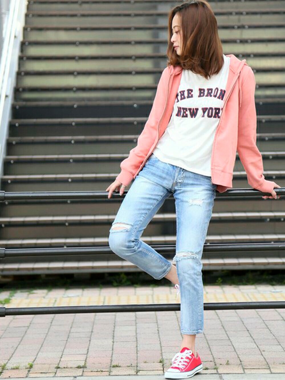 ホワイト系のTシャツ/カットソー、オレンジ系のパーカー、ブルー系のデニムパンツを着用したレディースの夏コーディネートの1枚目の写真