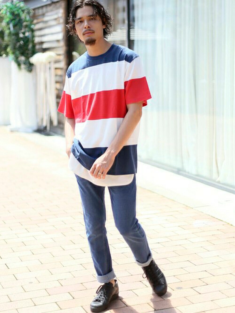 ブルー系のデニムパンツ、その他のTシャツ/カットソー、ホワイト系のタンクトップを着用したメンズの夏コーディネートの1枚目の写真