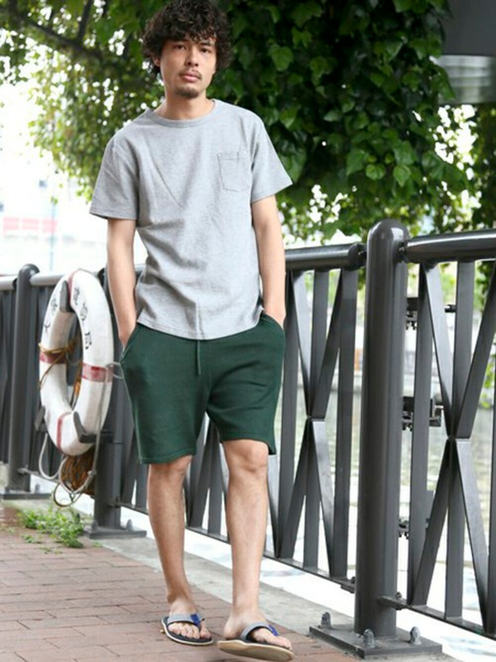 「デニム、Denime、夏、Tシャツ、ハーフパンツ、サンダル、夏コーデ、シンプルスタイル、ゆるコーデ、2016SS」｜「M2squaredの【M2SQUARED】MIL BIG TEE/ミリタリービッグT（Tシャツ/カットソー、グレー系）」を使った、DenimeWebStoreさん（メンズ・173cm）の夏コーディネートの1枚目の写真