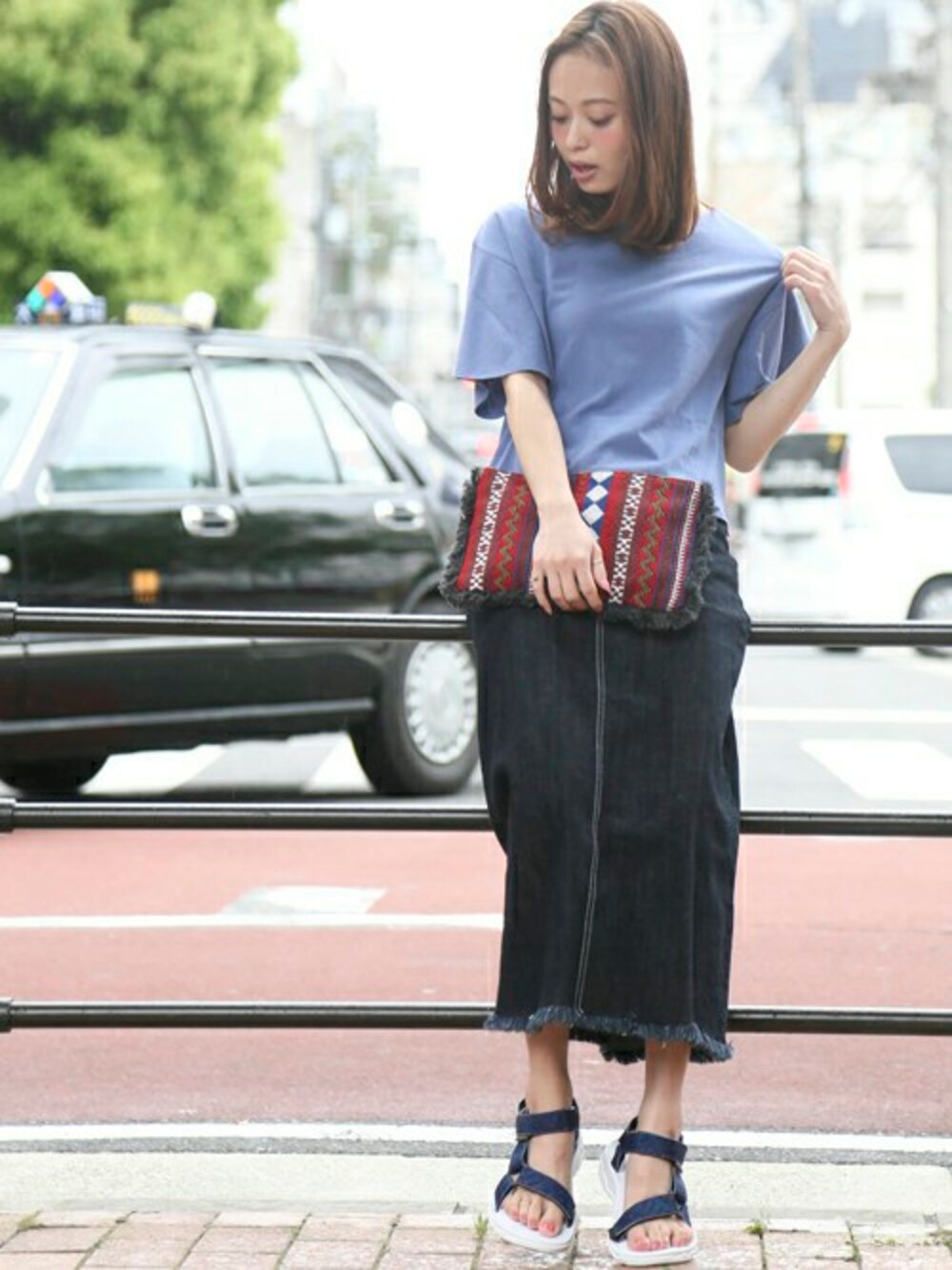 ブルー系のサンダル、ブルー系のデニムスカート、ブルー系のTシャツ/カットソーを着用したレディースの夏コーディネートの1枚目の写真