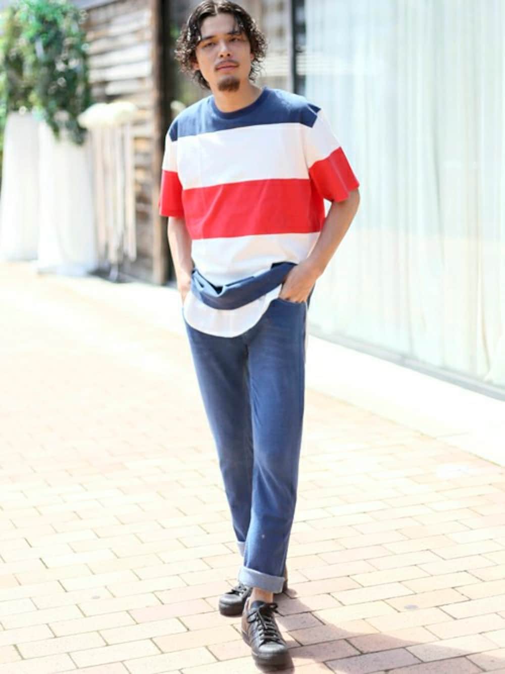 ブルー系のデニムパンツ、その他のTシャツ/カットソー、ホワイト系のタンクトップを着用したメンズの夏コーディネートの1枚目の写真
