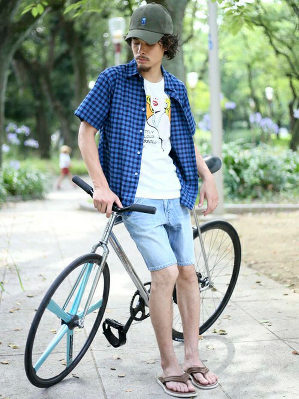 ブルー系のシャツ/ブラウス、オレンジ系のTシャツ/カットソー、ブルー系のデニムパンツを着用したメンズの夏コーディネートの1枚目の写真