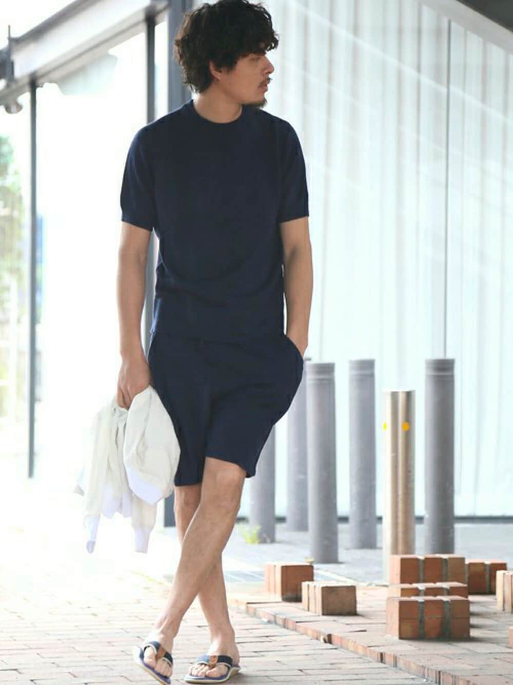 ブルー系のニット/セーター、ブルー系のその他パンツ、ブルー系のサンダルを着用したメンズの夏コーディネートの1枚目の写真