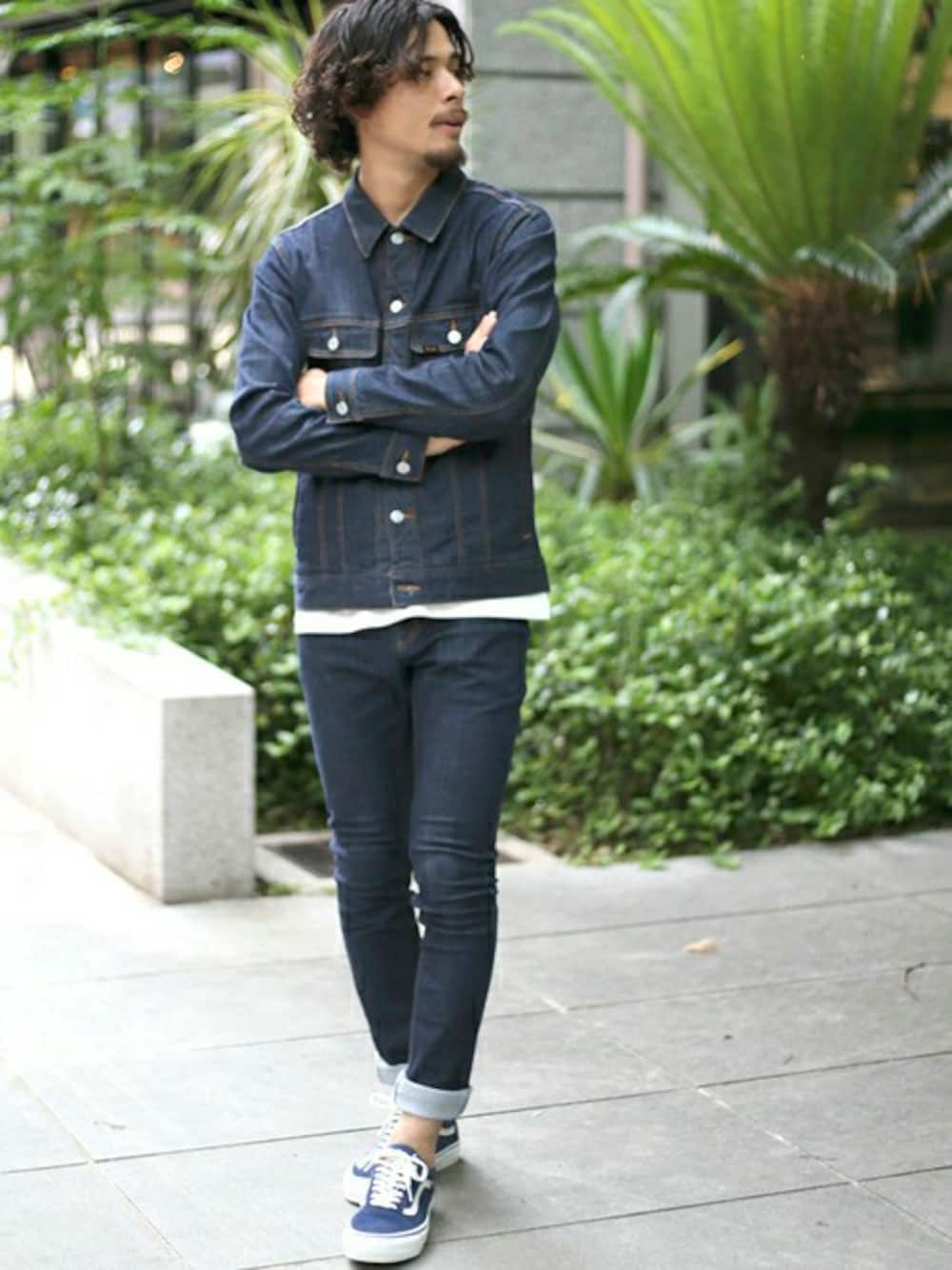 ブルー系のデニムジャケット、ブルー系のデニムパンツ、ホワイト系のTシャツ/カットソーを着用したメンズの夏コーディネートの1枚目の写真