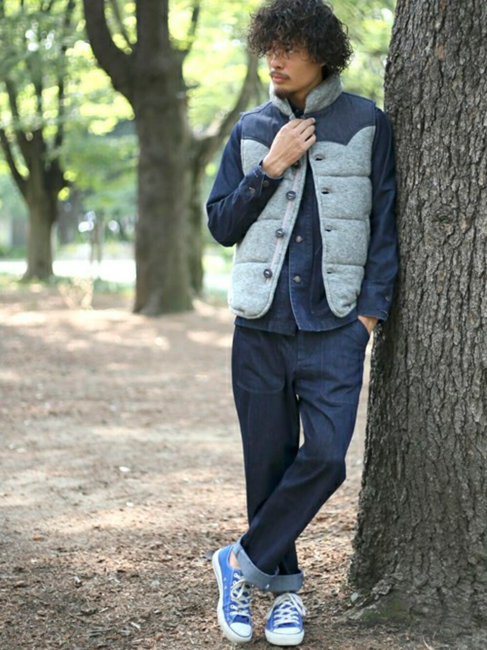 ブルー系のデニムジャケット、ブルー系のデニムパンツ、グレー系のダウンベストを着用したメンズの夏コーディネートの1枚目の写真