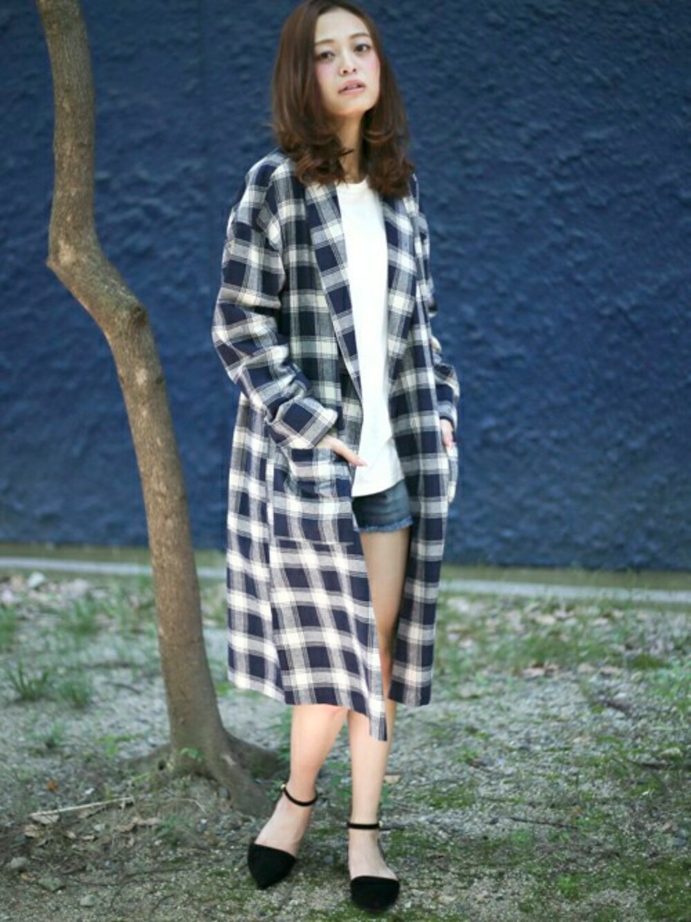 「チェック、デニム、パンプス、Denime、ショートパンツ、黒、ガウン、フリンジ、新作、秋コーデ」｜「Denimeの【16AW新作予約】チェックガウン（チェスターコート、ブルー系）」を使った、DenimeWebStoreさん（レディース・162cm）の夏コーディネートの1枚目の写真