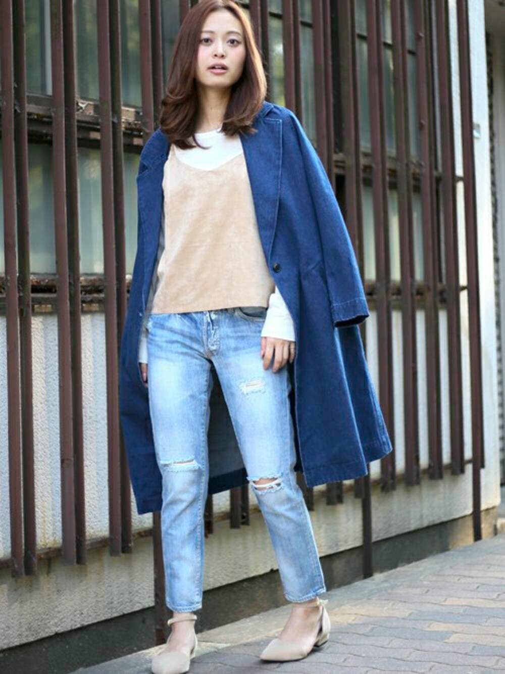 「デニム、パンプス、Denime、チェスターコート、秋のコーデ、きれいめカジュアル、新作、ダメージデニムパンツ、シンプルコーデ、オトナカジュアル」｜「Denimeの【予約】ボーイズデニムパンツ（デニムパンツ、ブルー系）」を使った、DenimeWebStoreさん（レディース・162cm）の夏コーディネートの1枚目の写真
