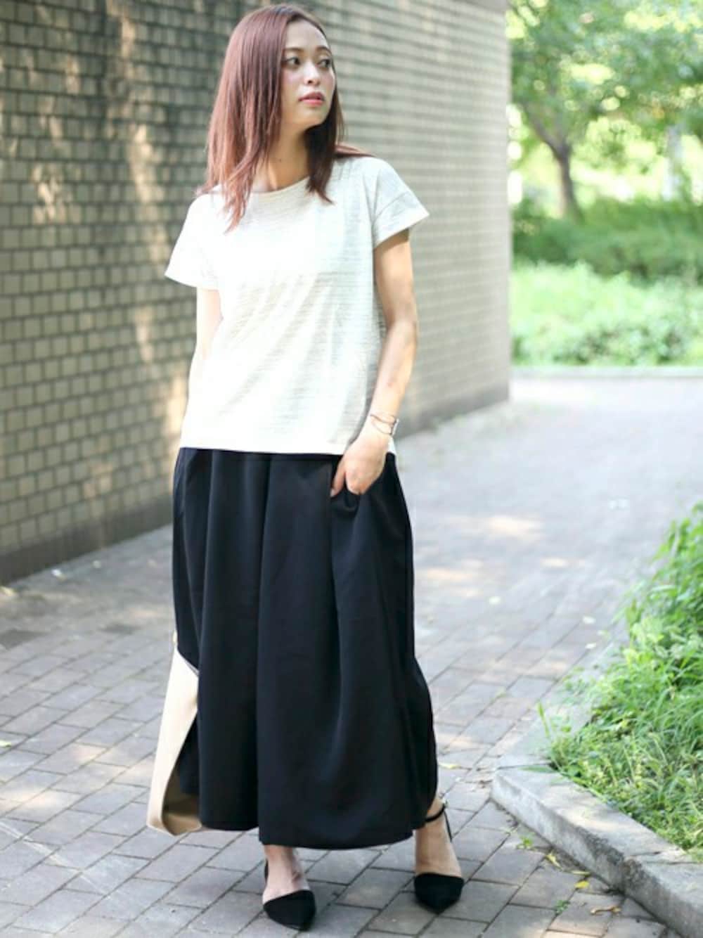 ベージュ系のTシャツ/カットソー、ブラック系のその他パンツ、ブラック系のパンプスを着用したレディースの秋コーディネートの1枚目の写真