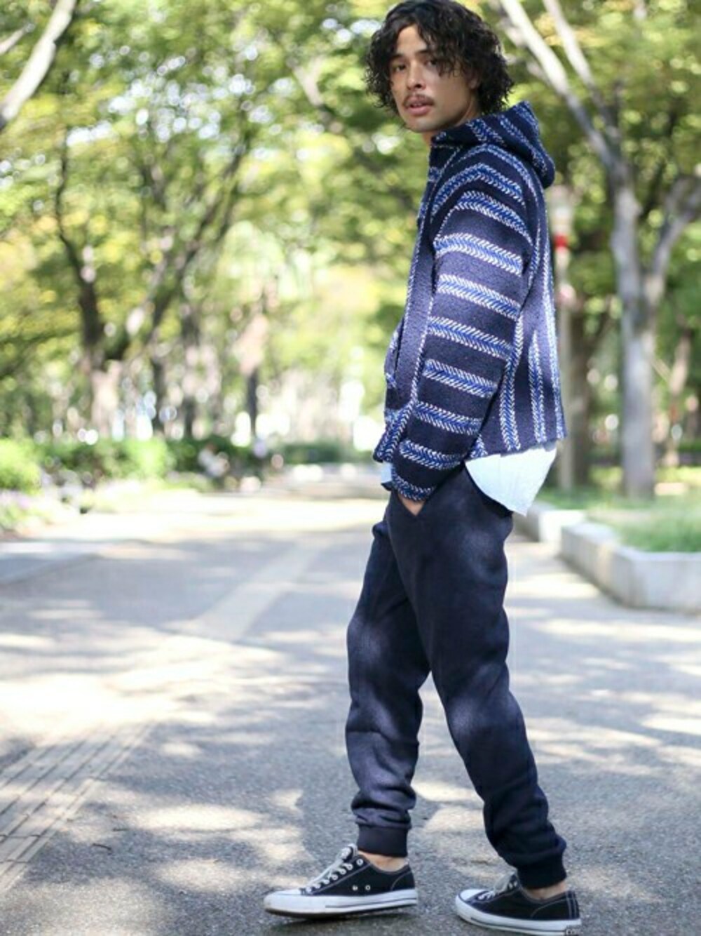 「カジュアル、シンプル、Denime、ワントーンコーデ、ネイビー、大人カジュアル、ラフ、大人コーデ、グラミチ、streetstyle」｜「DenimeのMEXICAN PARKER/メキシカンパーカー（その他アウター、ブルー系）」を使った、DenimeWebStoreさん（メンズ・172cm）の秋コーディネートの1枚目の写真