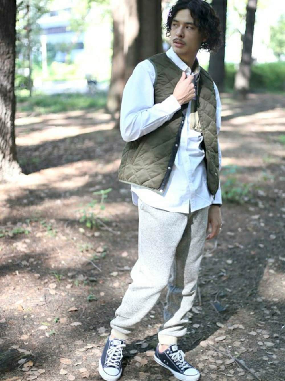 グリーン系のダウンベスト、ベージュ系のその他パンツ、ホワイト系のシャツ/ブラウスを着用したメンズの秋コーディネートの1枚目の写真