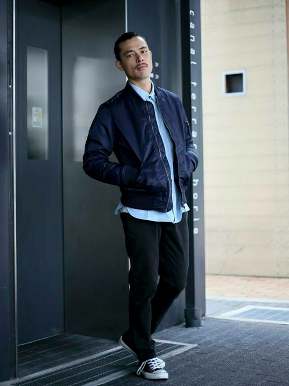「スニーカー、カジュアル、Denime、アメカジ、MA-1、秋のコーデ、スラックス、黒、ラフ、シャツスタイル」｜「DenimeのMA-1 LIGHT JACKET（MA-1、ブルー系）」を使った、DenimeWebStoreさん（メンズ・173cm）の秋コーディネートの1枚目の写真