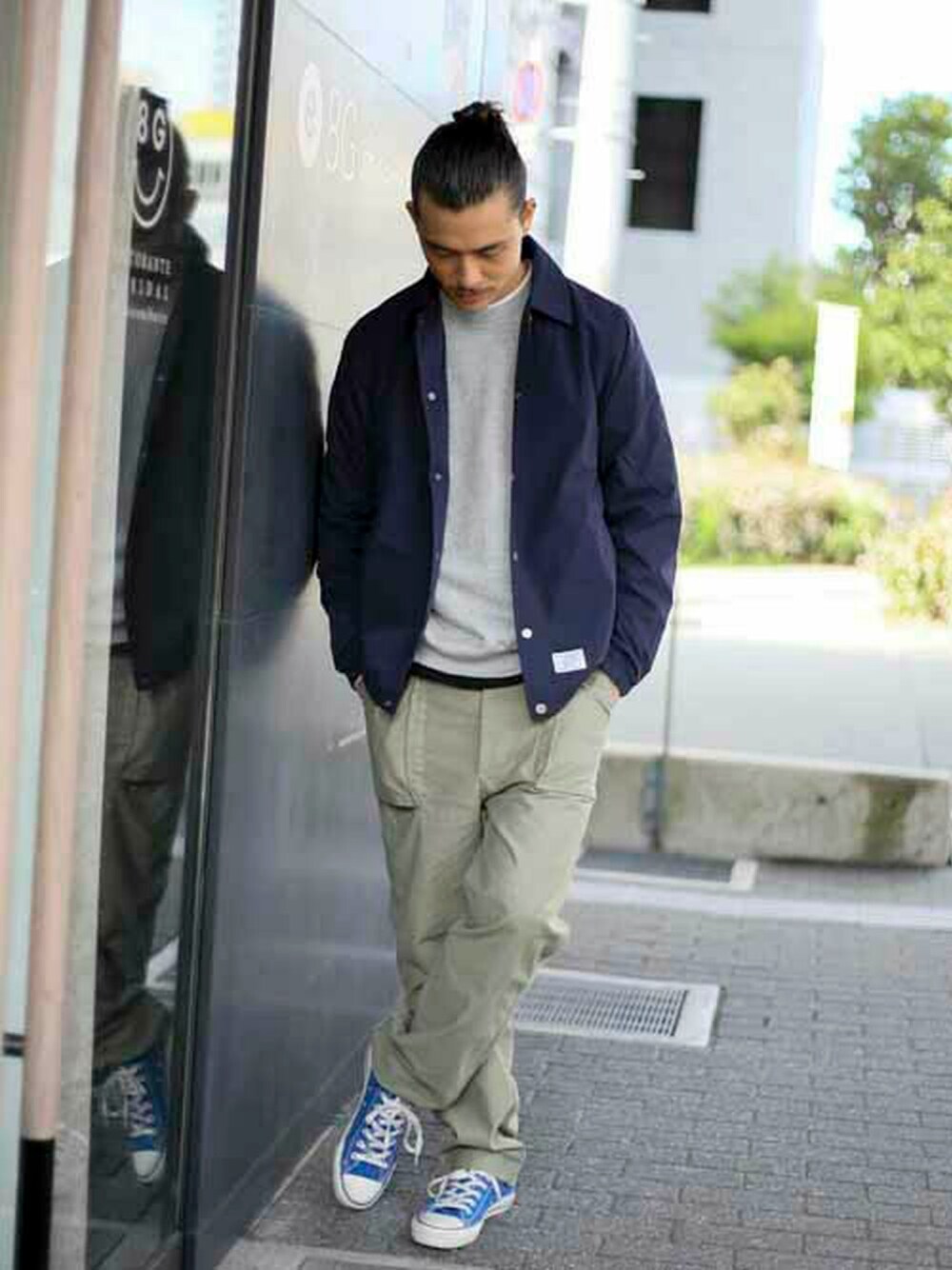 「スウェット、スニーカー、ミリタリー、シンプル、Denime、アメカジ、ネイビー、秋のコーデ、ストリート、ラフ」｜「Denimeのグランテックスコーチジャケット（ブルゾン、ブルー系）」を使った、DenimeWebStoreさん（メンズ・173cm）の秋コーディネートの1枚目の写真