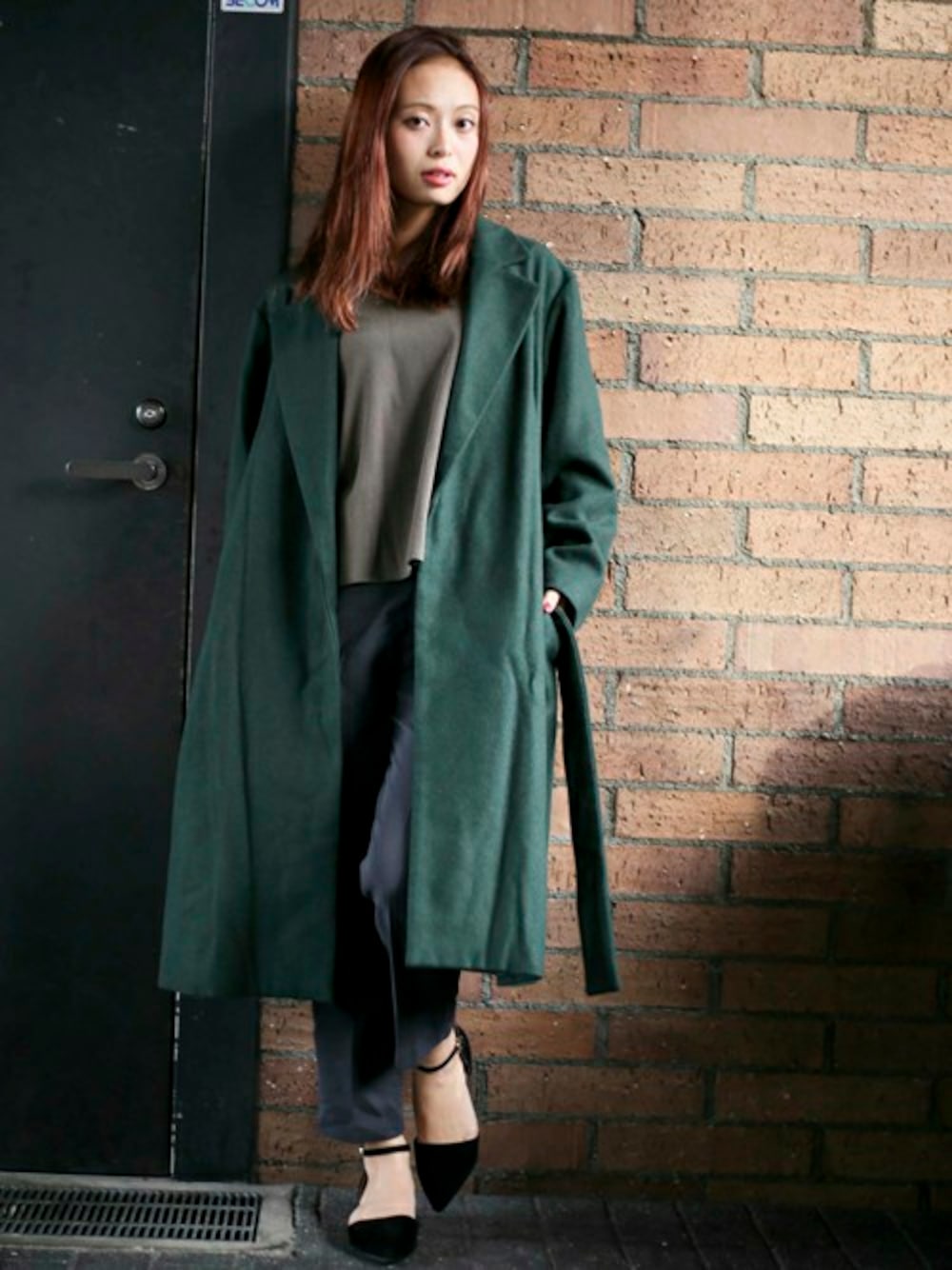 グリーン系のチェスターコート、グリーン系のTシャツ/カットソー、ブラック系のその他パンツを着用したレディースの秋コーディネートの1枚目の写真