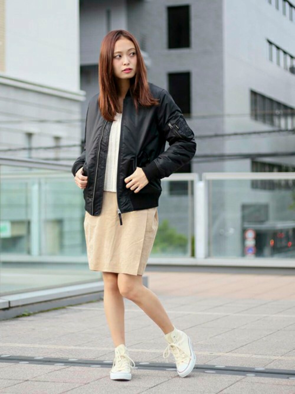 ブラック系のMA-1、ホワイト系のニット/セーター、ベージュ系のスカートを着用したレディースの秋コーディネートの1枚目の写真