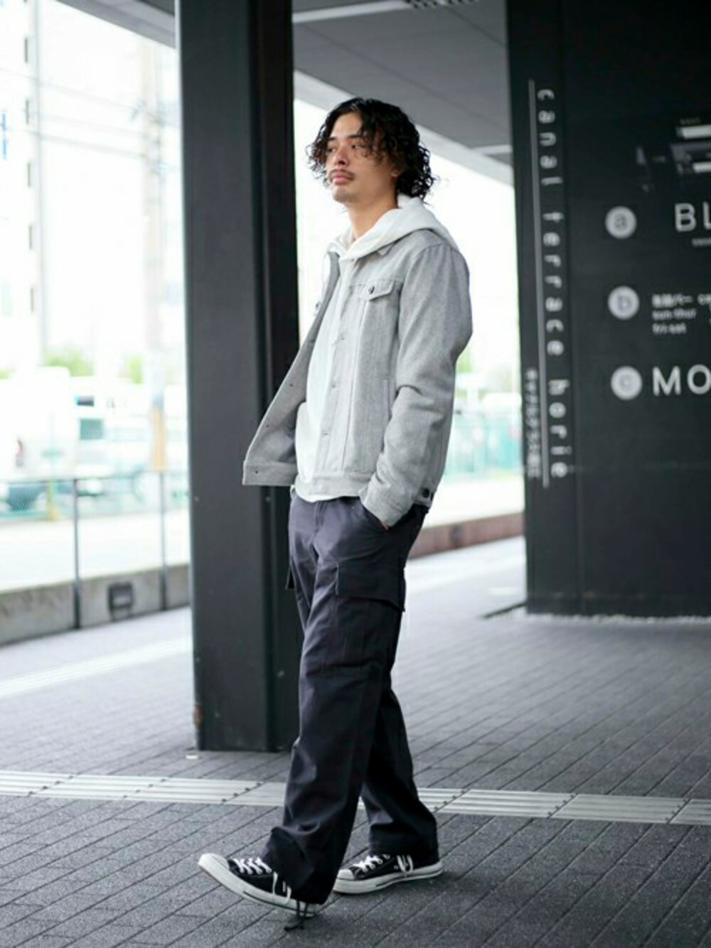 「ミリタリー、カジュアル、シンプル、Denime、アメカジ、グレー、パーカー、秋のコーデ、白、Gジャン」｜「DenimeのメルトンG-ジャン（ブルゾン、グレー系）」を使った、DenimeWebStoreさん（メンズ・173cm）の春コーディネートの1枚目の写真
