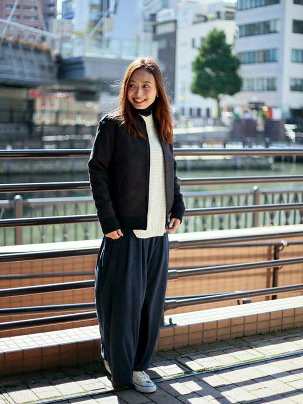 「ニット、ミリタリー、カジュアル、シンプル、Denime、MA-1、秋のコーデ、白、冬、スカンツ」｜「DenimeのスウェードライクMA-1ジャケット（MA-1、ブラック系）」を使った、DenimeWebStoreさん（レディース・162cm）の秋コーディネートの1枚目の写真