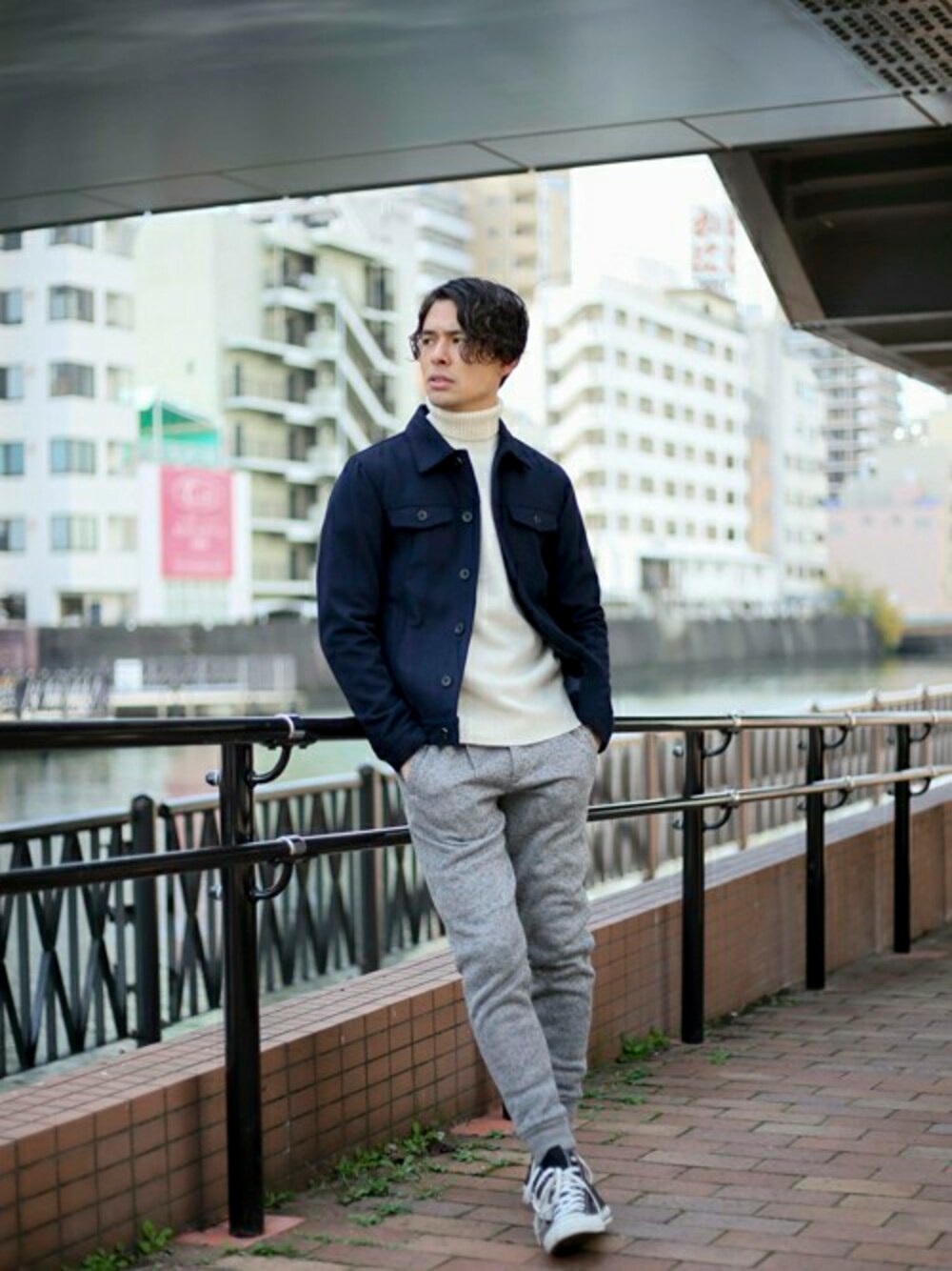 「ニット、ジャケット、カジュアル、Denime、アメカジ、ストリート、タートルネック、フリース、Gジャン、ジョガーパンツ」｜「DenimeのメルトンG-ジャン（ブルゾン、ブルー系）」を使った、DenimeWebStoreさん（メンズ・173cm）の冬コーディネートの1枚目の写真