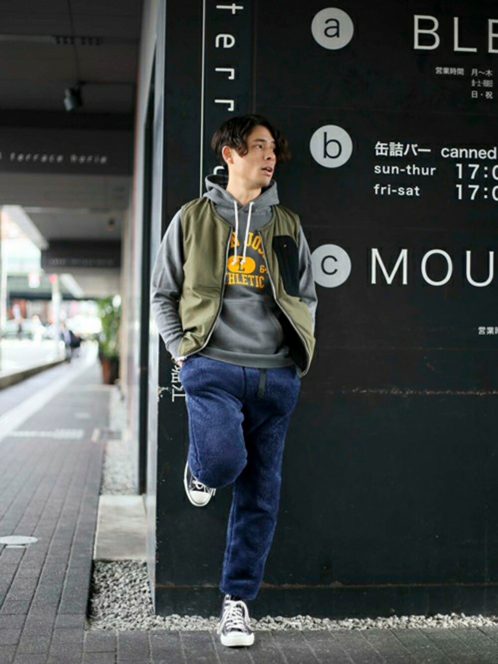 「カジュアル、Denime、アメカジ、パーカー、秋のコーデ、ベスト、フリース、リバーシブル、冬、楽チンコーデ」｜「Denimeのフリースリバーシブルベスト（ベスト、ブラック系）」を使った、DenimeWebStoreさん（メンズ・173cm）の春コーディネートの1枚目の写真