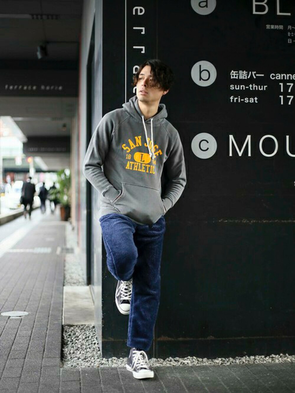「スウェット、カジュアル、シンプル、Denime、アメカジ、パーカー、秋のコーデ、フリース、冬、ジョガーパンツ」｜「FRUIT OF THE LOOMの【FRUIT OF THE LOOM/フルーツオブザルーム】プリントピグメントプルパーカースウェット（パーカー、ブラック系）」を使った、DenimeWebStoreさん（メンズ・173cm）の冬コーディネートの1枚目の写真