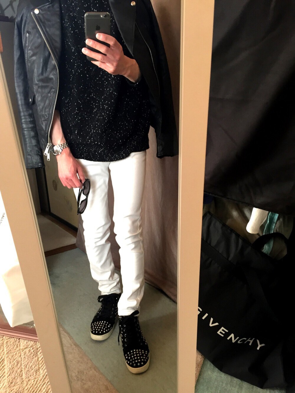 「ホワイトデニム、ライダース、カジュアルコーデ、休日スタイル」｜「Christian Louboutinのアイテム（スニーカー、ブラック系）」を使った、hiroshiさん（メンズ・168cm）の春コーディネートの1枚目の写真