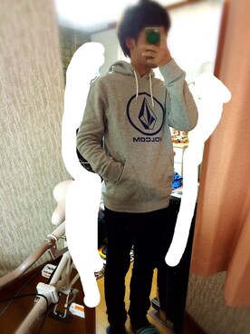 「VOLCOM（ボルコム）のアイテム（パーカー、グレー系）」を使った、kazuさん（メンズ）の冬コーディネート