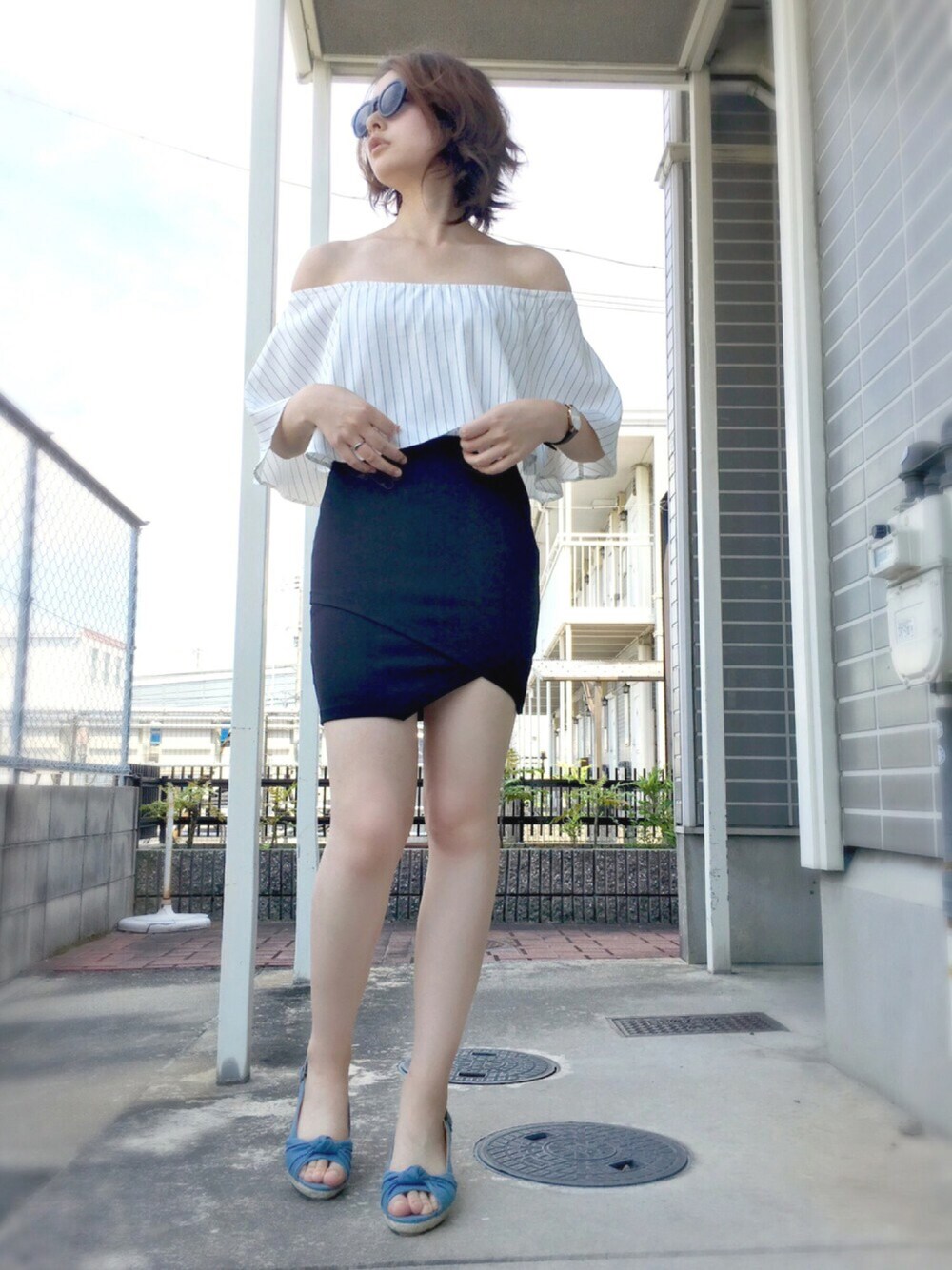ブラック系のスカート、その他のTシャツ/カットソー、ブラック系のサングラスを着用したレディースの夏コーディネートの1枚目の写真
