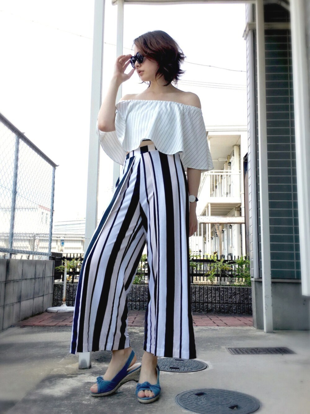 その他のその他パンツ、その他のTシャツ/カットソー、ブラウン系のアナログ腕時計を着用したレディースの夏コーディネートの1枚目の写真