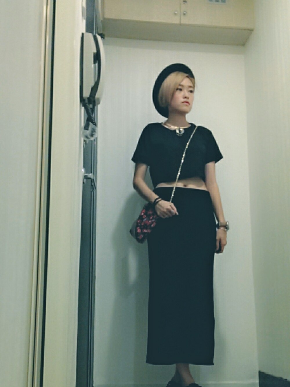 「black、ALLBLACK、hat、daily look、croptop、hkgirl」｜「Crop Top（その他トップス、その他）」を使った、::Tong Chan::さん（レディース・165cm）の夏コーディネートの1枚目の写真