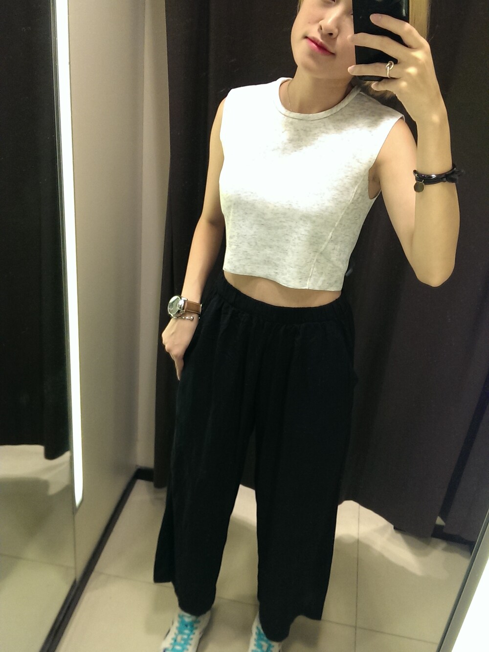 「hkig、dailylook、闊腳褲、hongkong、black、hkgirl、croptop」｜「ZARAのアイテム（タンクトップ、グレー系）」を使った、::Tong Chan::さん（レディース・163cm）の夏コーディネートの1枚目の写真