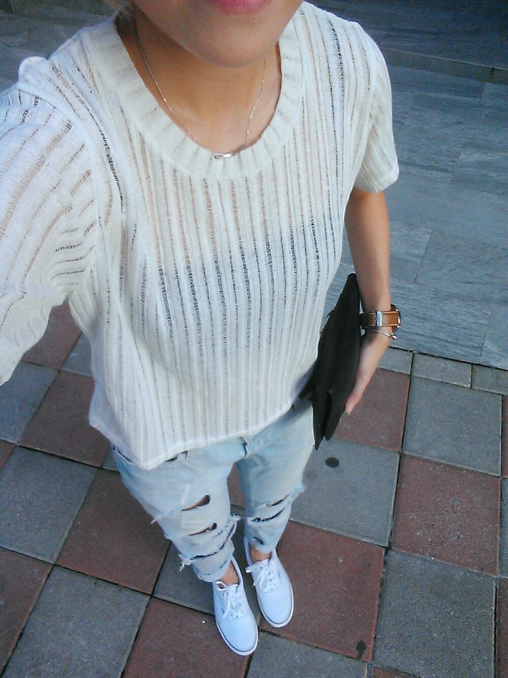 「VANS、white、jeans、dailylook、hkgirl、simple、summer、woman、Hong Kong」｜「VANSのアイテム（その他シューズ、ホワイト系）」を使った、::Tong Chan::さん（レディース・165cm）の夏コーディネートの1枚目の写真