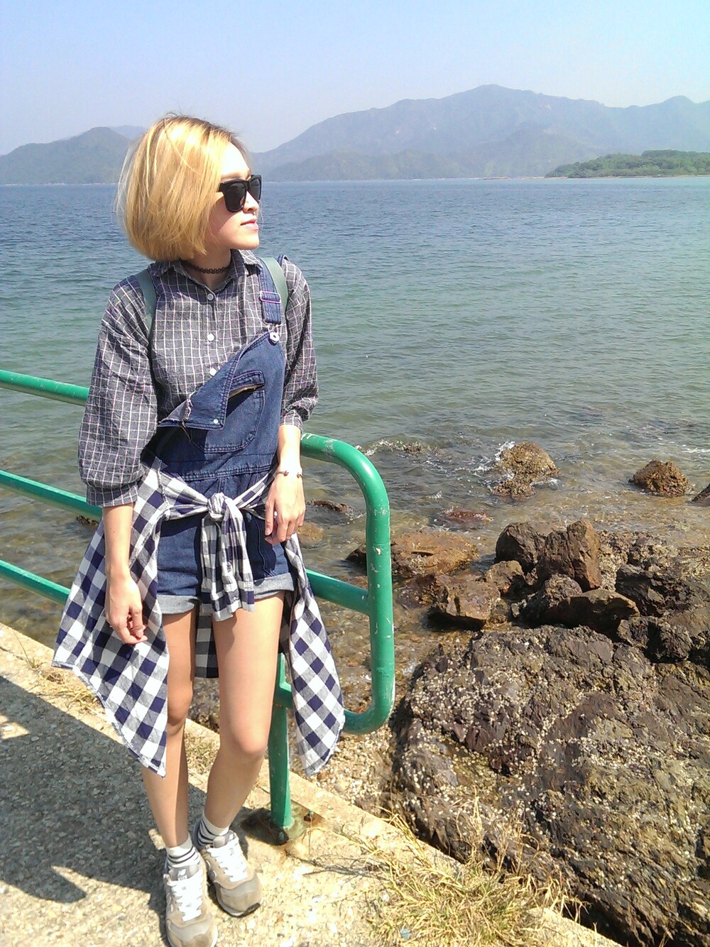 「holiday、hongkong、simple、boysize、boyfriend、hkgirl」｜「no brandのアイテム（サロペット/オーバーオール、ブルー系）」を使った、::Tong Chan::さん（レディース・163cm）の秋コーディネートの1枚目の写真